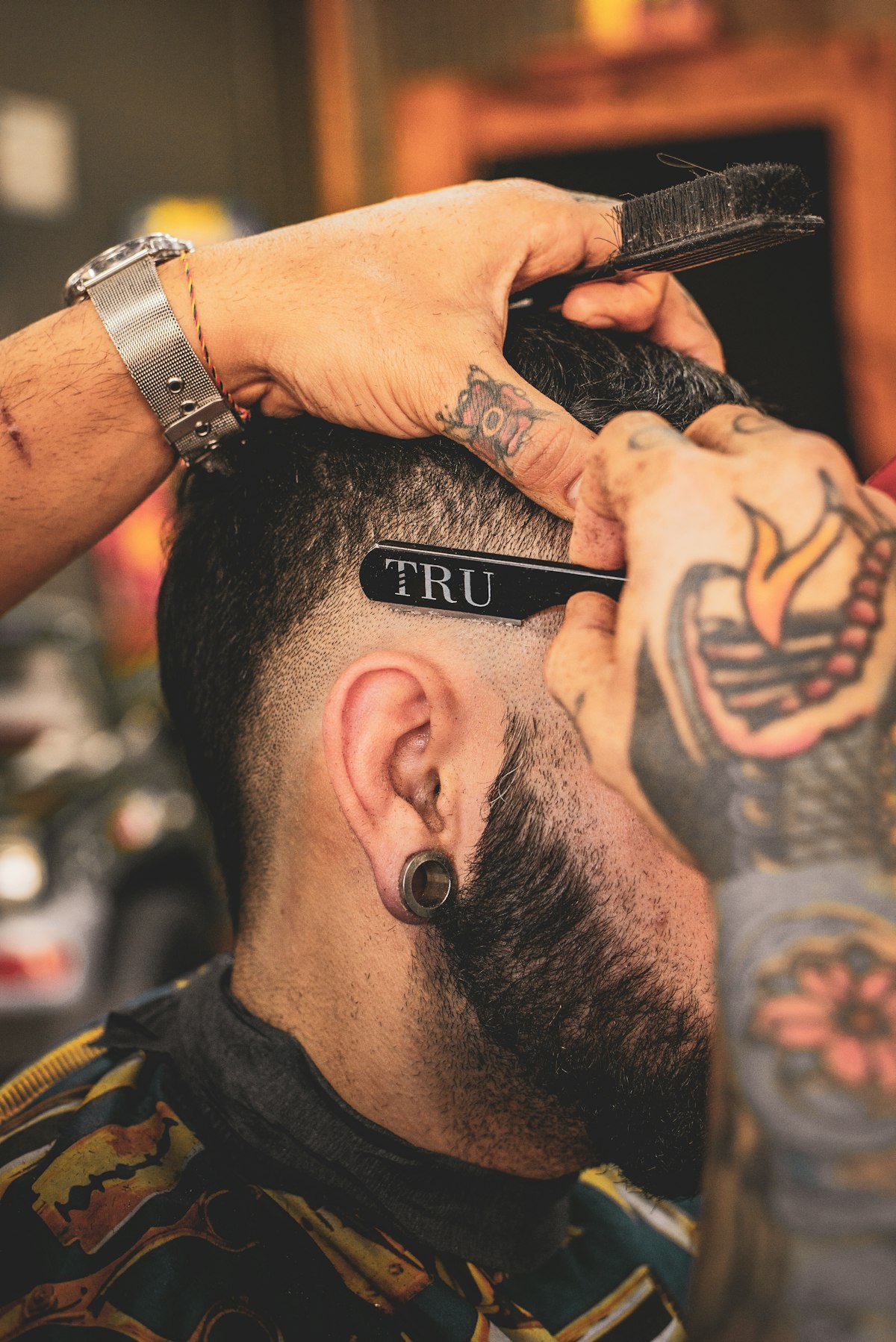 Détail du peigne et du rasoir dans l'ambiance du salon