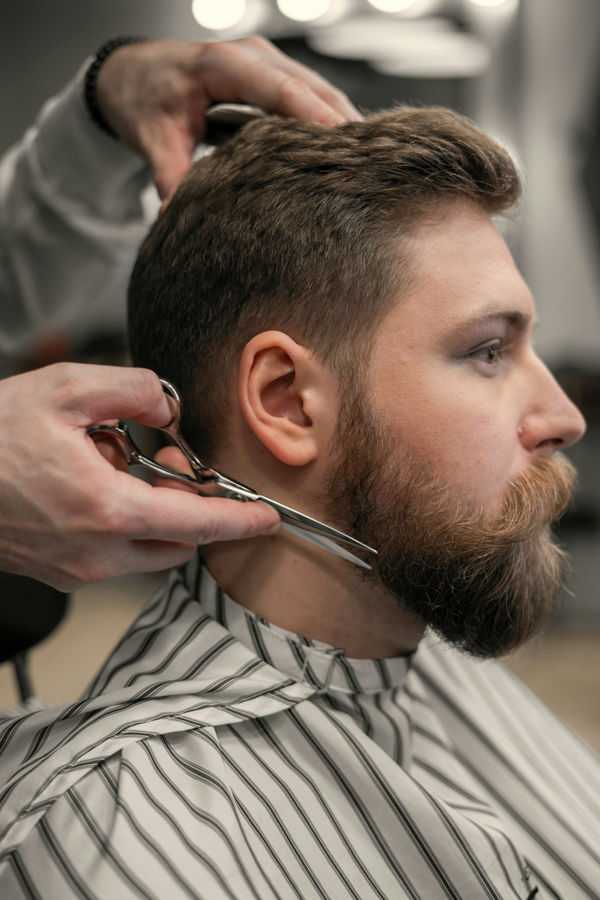 Taille de barbe aux ciseaux par le barbier
