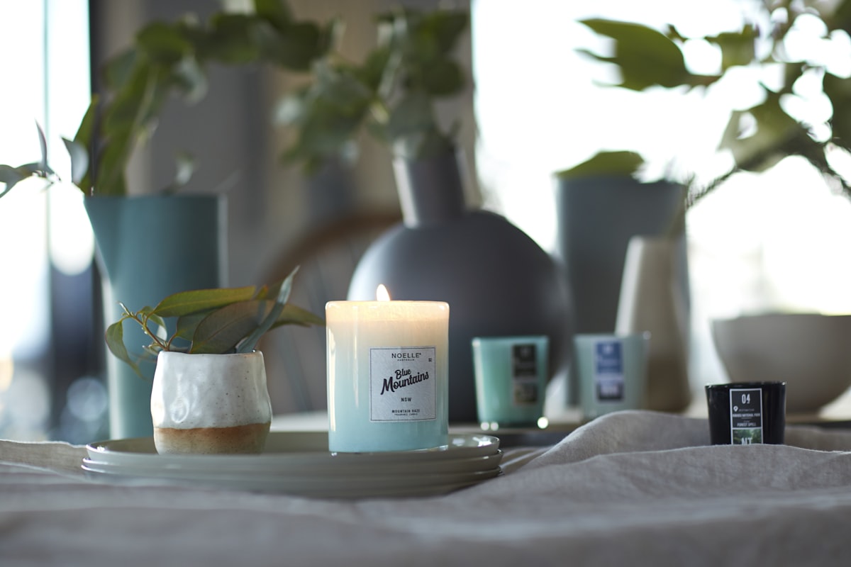 Table dressée avec vases et bougies Maison Terra