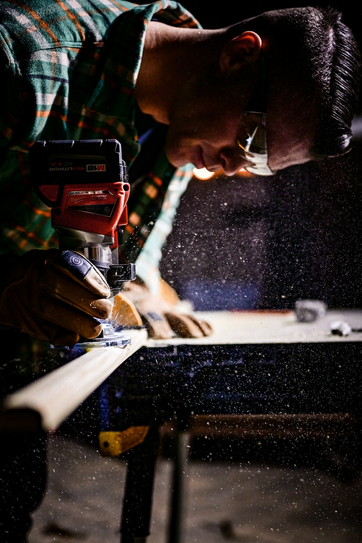 L'artisan menuisier de l'Atelier Le Goff au travail
