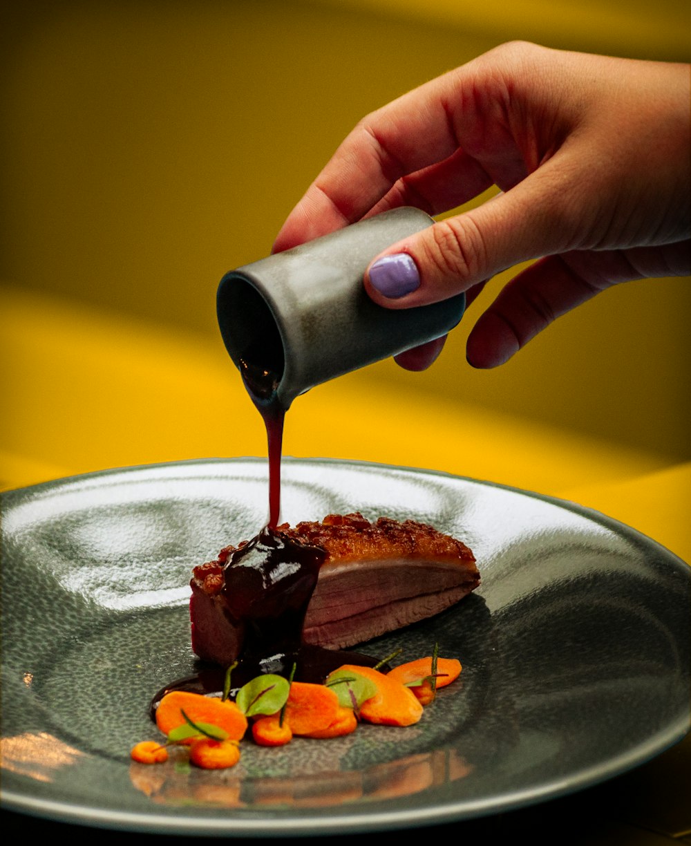 Un plat signature dressé par le chef