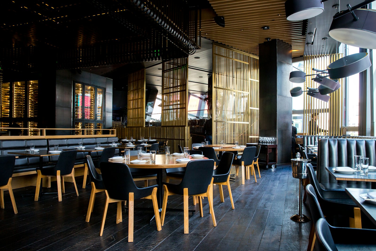 La salle du restaurant face au port